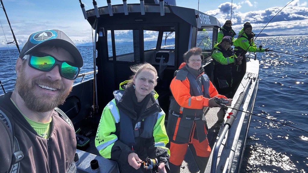En gruppe kvinnelige sportsfiskere på havfiske